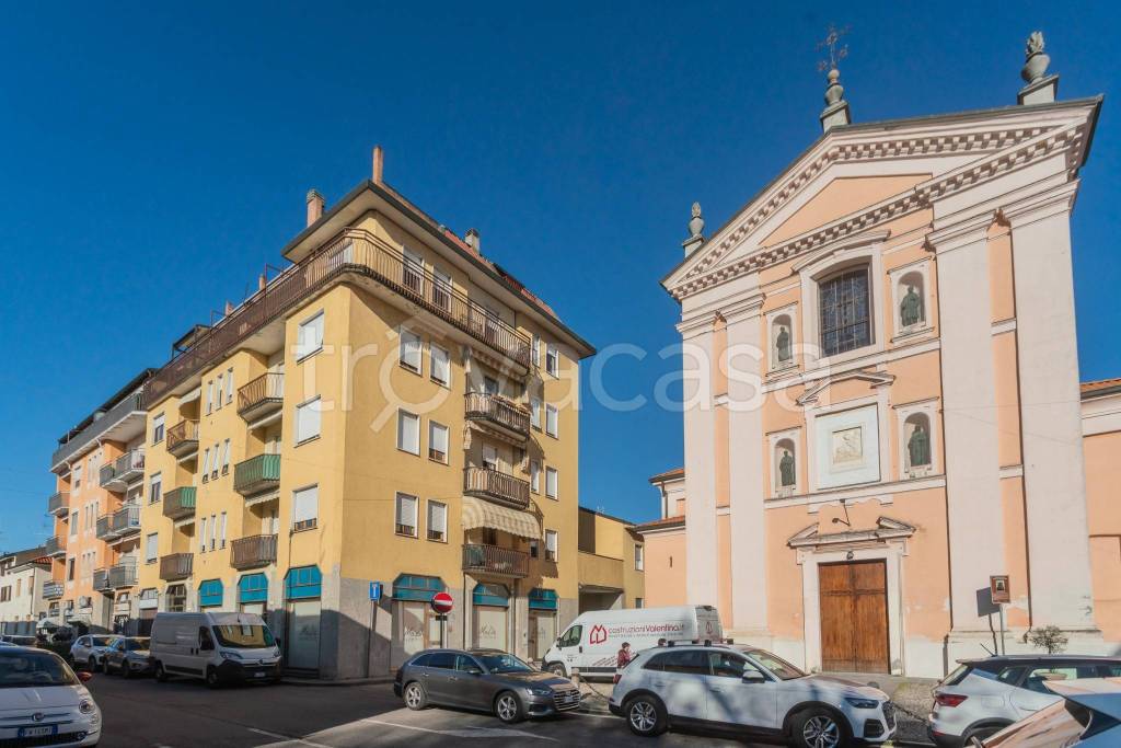 appartamento in vendita a Lainate in zona Pagliera