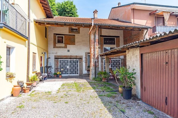 casale in vendita a Lainate