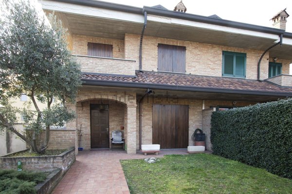 casa indipendente in vendita a Lainate in zona Pagliera