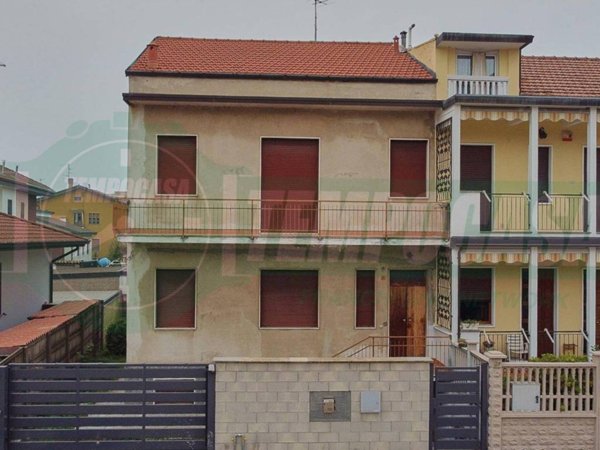 casa indipendente in vendita a Lainate in zona Pagliera