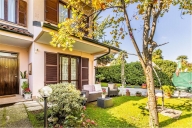 casa indipendente in vendita a Lainate in zona Barbaiana