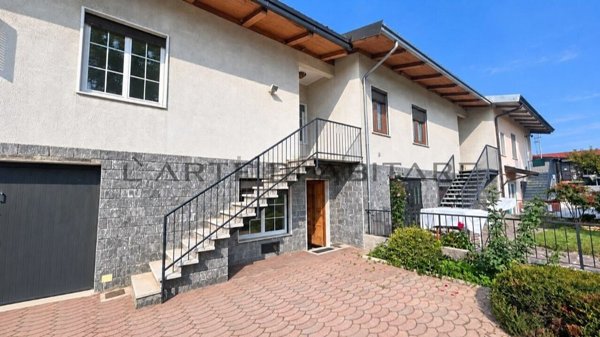casa indipendente in vendita a Lainate in zona Barbaiana