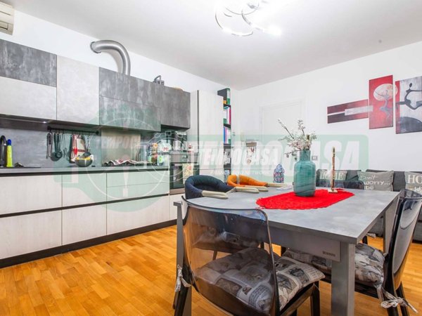 appartamento in vendita a Lainate in zona Barbaiana