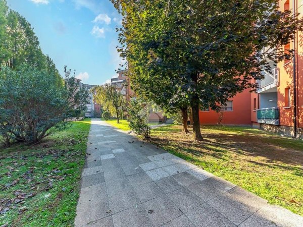 appartamento in vendita a Lainate in zona Barbaiana