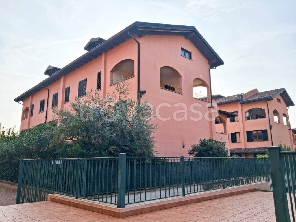 appartamento in vendita a Lainate in zona Pagliera