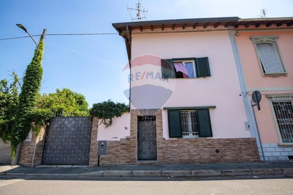 casa indipendente in vendita a Legnano