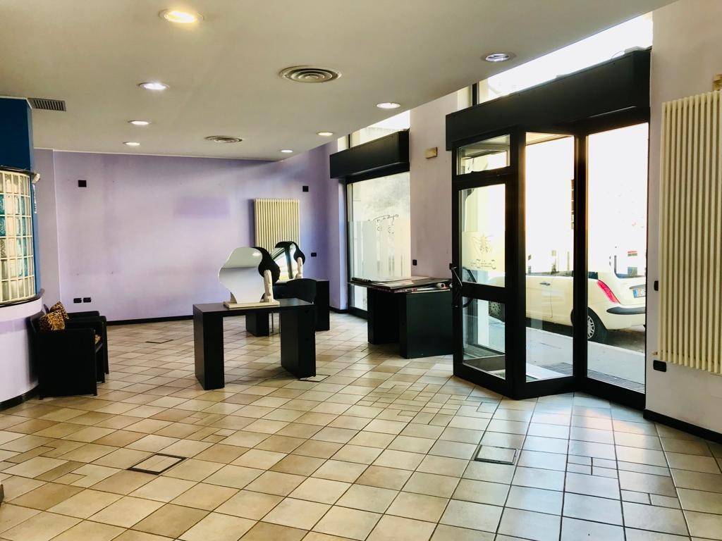 negozio in vendita a Legnano
