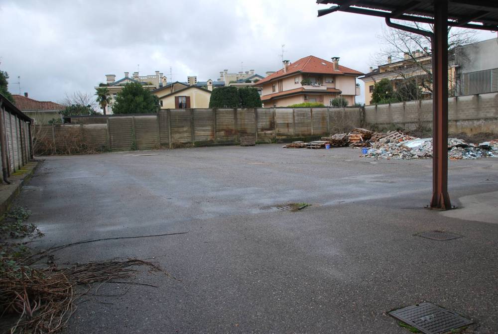 capannone in vendita a Legnano