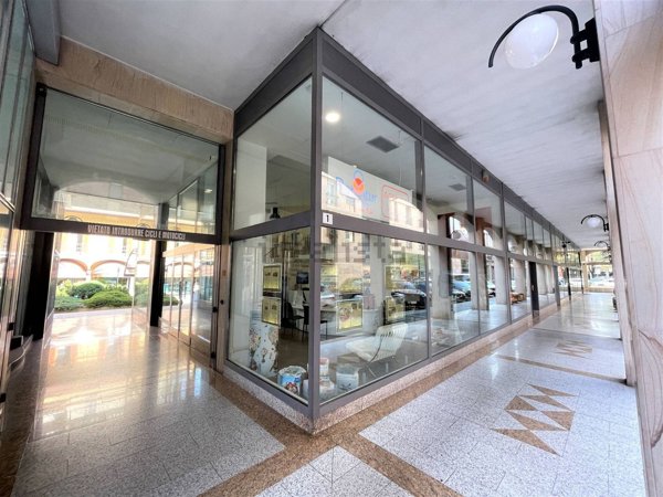 negozio in vendita a Legnano