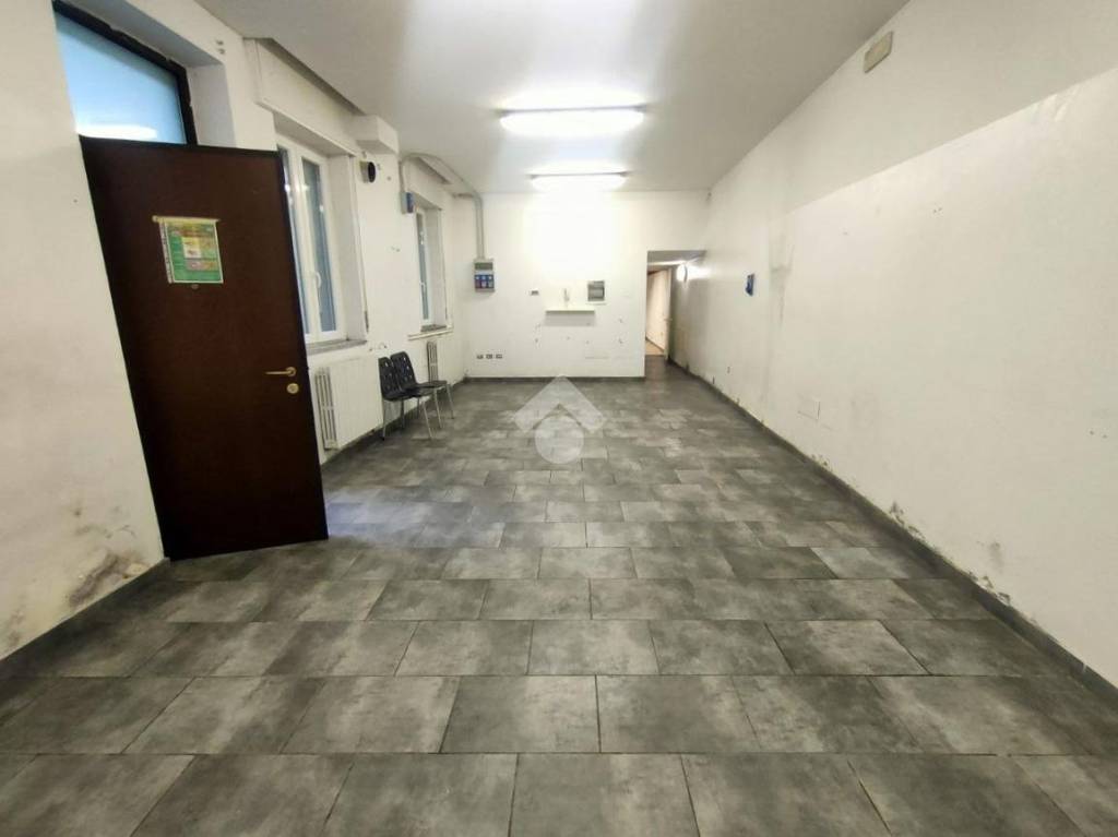 negozio in vendita a Legnano