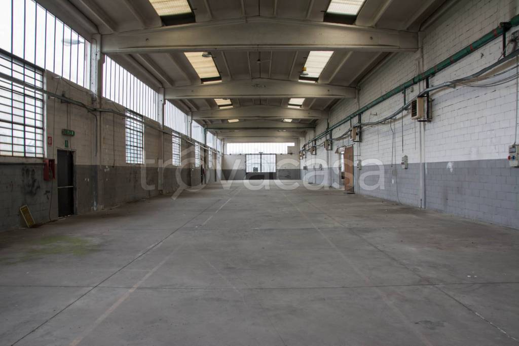 locale commerciale in vendita a Legnano