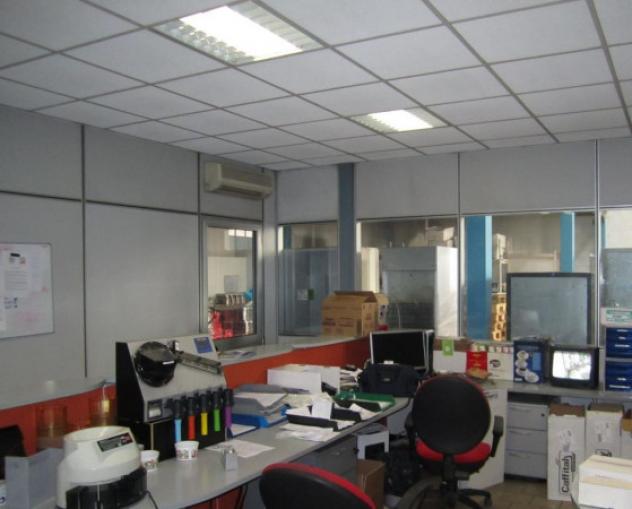 locale commerciale in vendita a Legnano