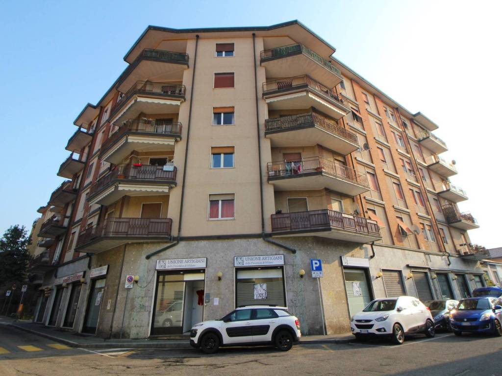negozio in vendita a Legnano