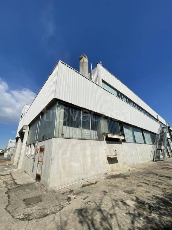locale commerciale in vendita a Legnano