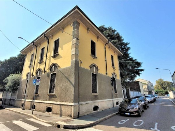 casa indipendente in vendita a Legnano