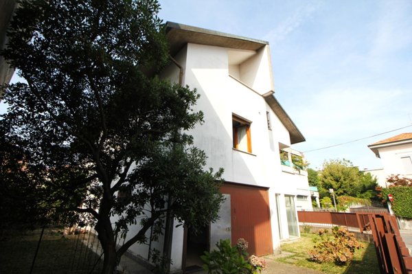 casa indipendente in vendita a Legnano