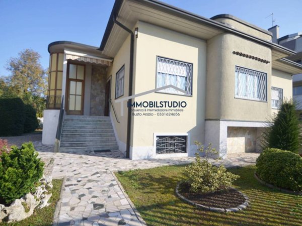 casa indipendente in vendita a Legnano