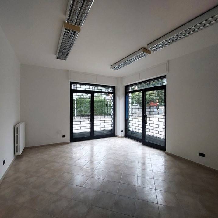 negozio in vendita a Legnano