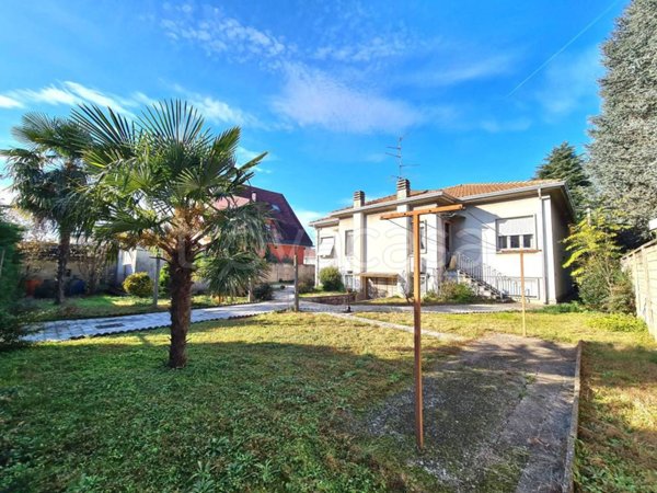 casa indipendente in vendita a Legnano