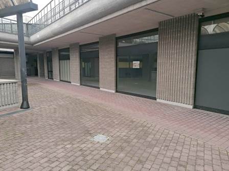 locale commerciale in vendita a Legnano
