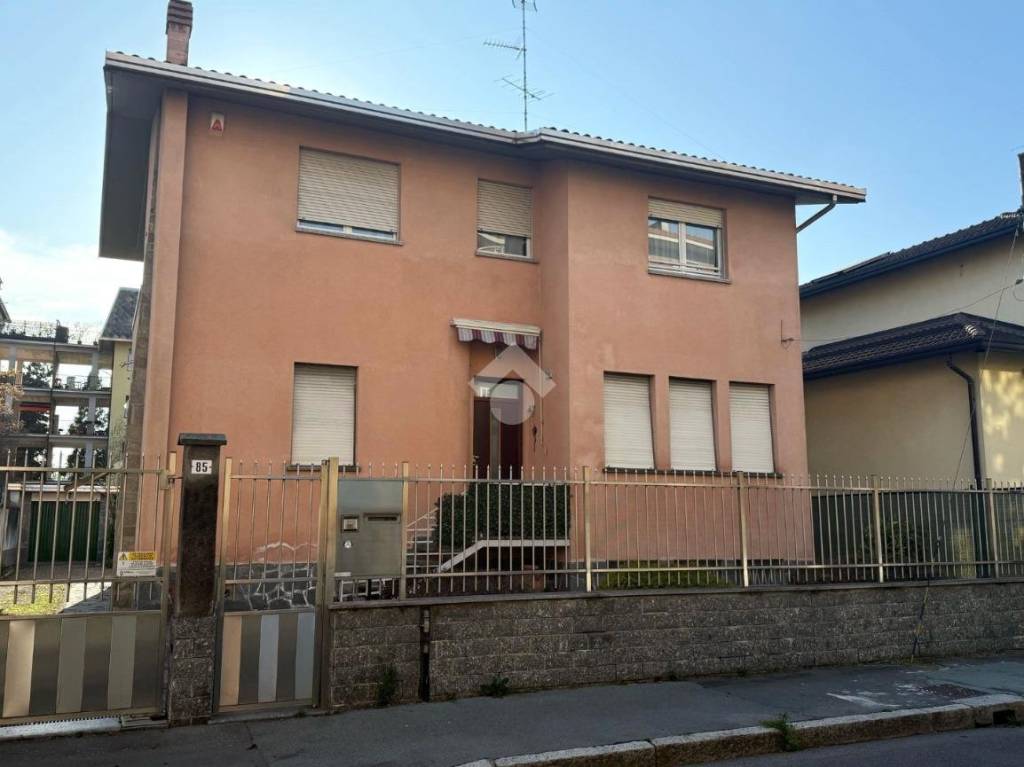 casa indipendente in vendita a Legnano