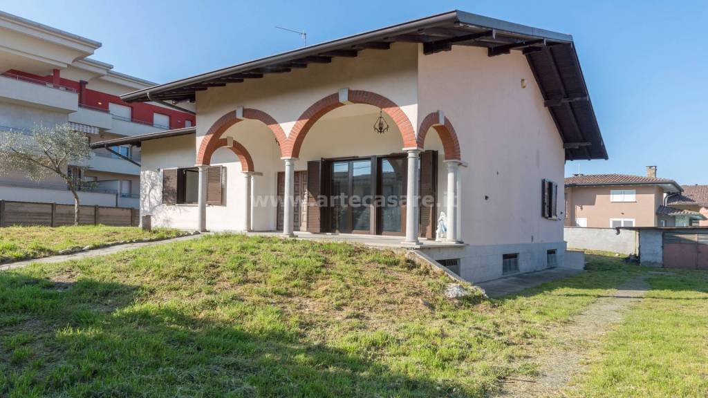 casa indipendente in vendita a Legnano