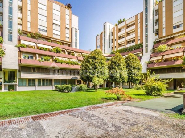 negozio in vendita a Legnano