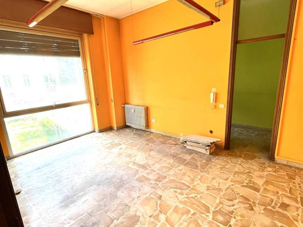 negozio in vendita a Legnano