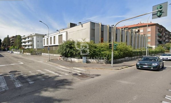 locale commerciale in vendita a Legnano