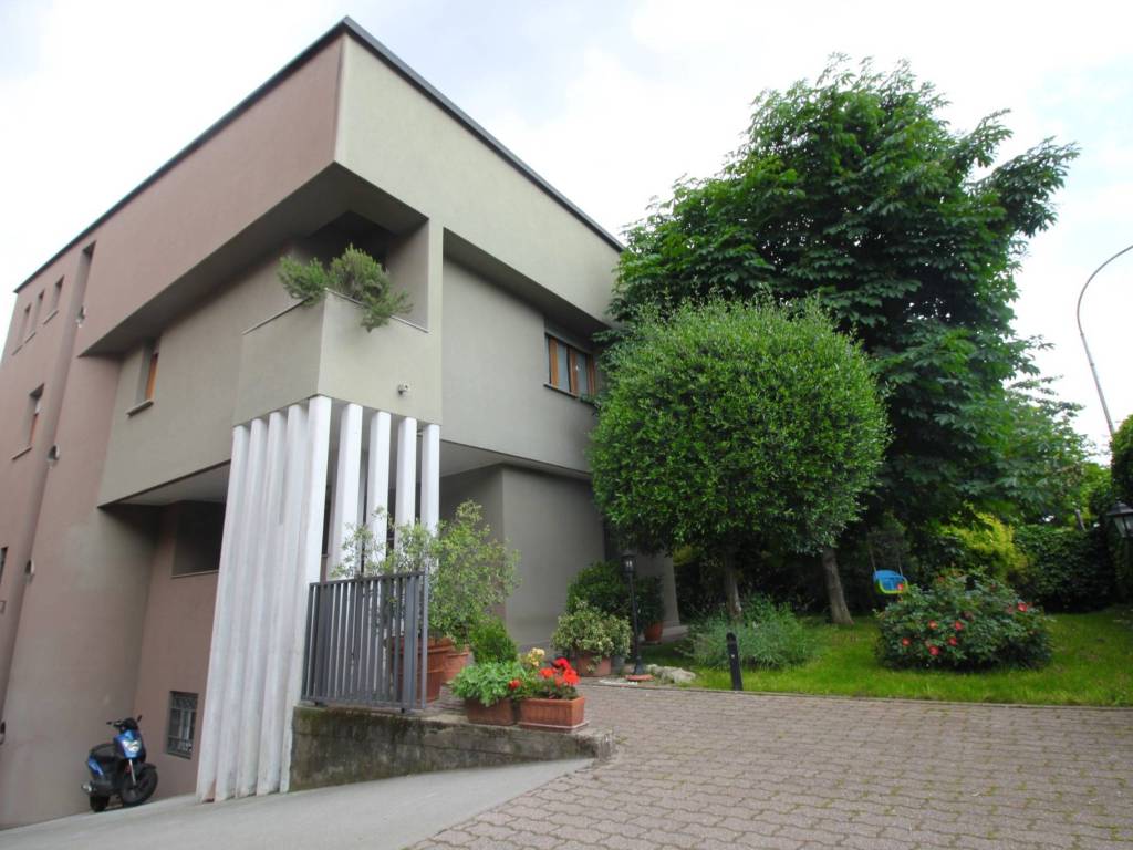 casa indipendente in vendita a Legnano
