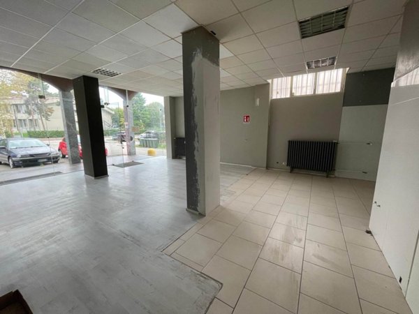negozio in vendita a Legnano