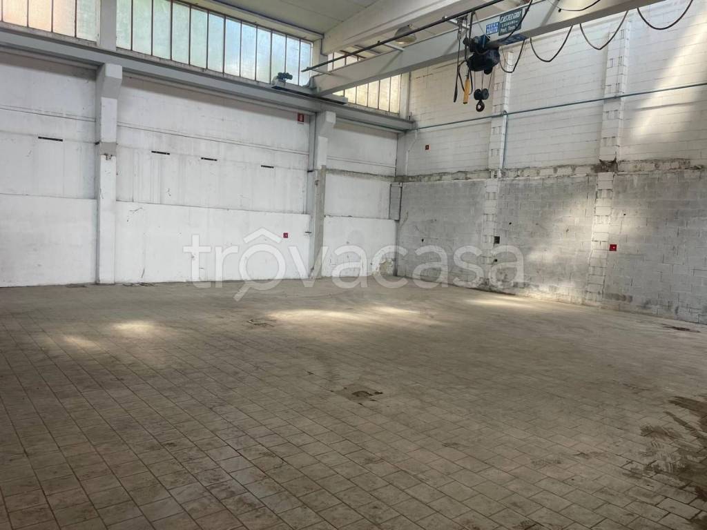 locale commerciale in vendita a Legnano