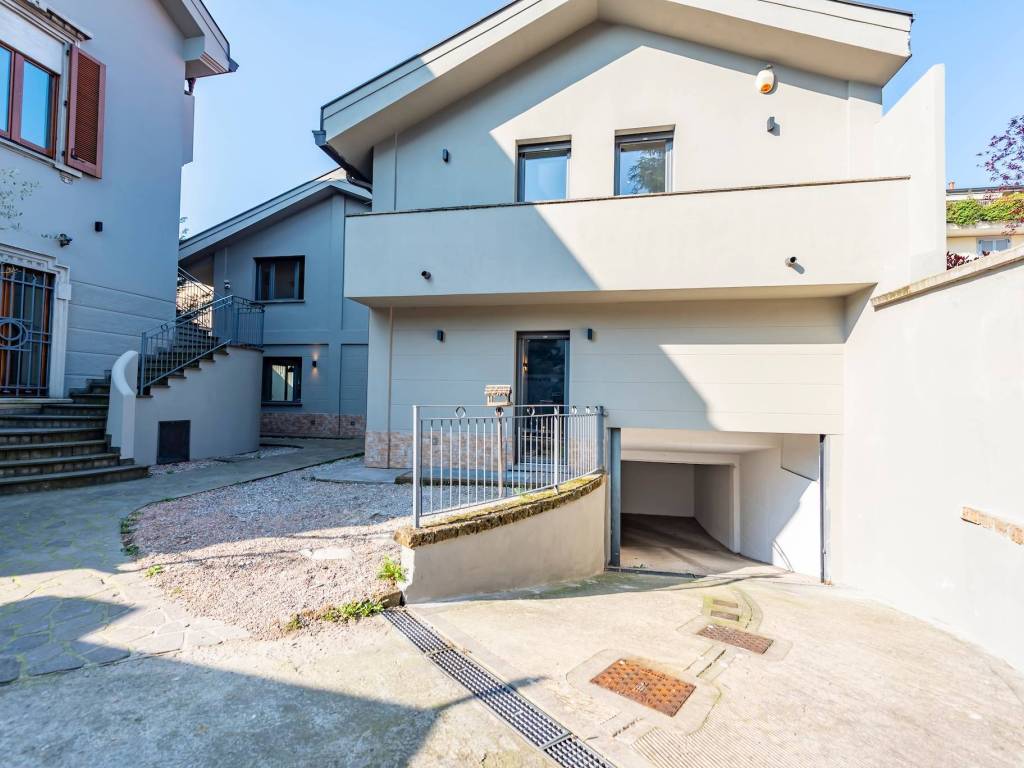 casa indipendente in vendita a Legnano