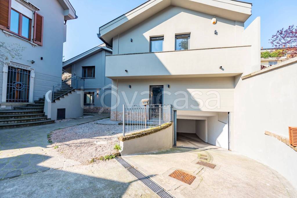 casa indipendente in vendita a Legnano