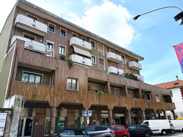 negozio in vendita a Legnano