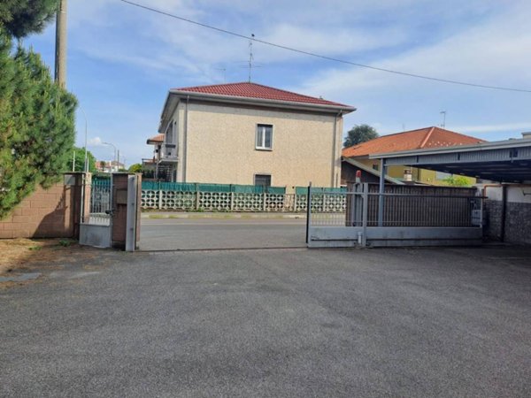 locale commerciale in vendita a Legnano