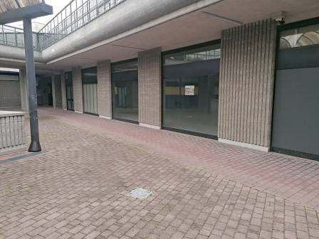 negozio in vendita a Legnano