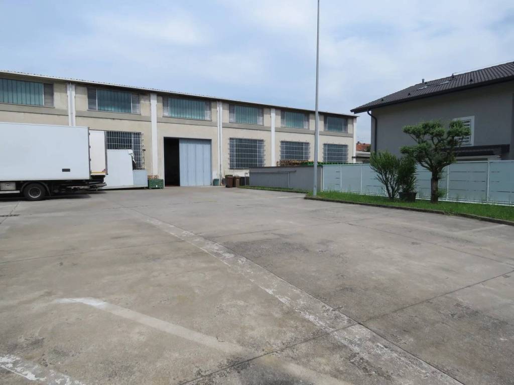 locale commerciale in vendita a Legnano