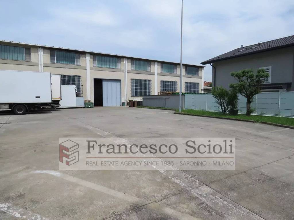 locale commerciale in vendita a Legnano