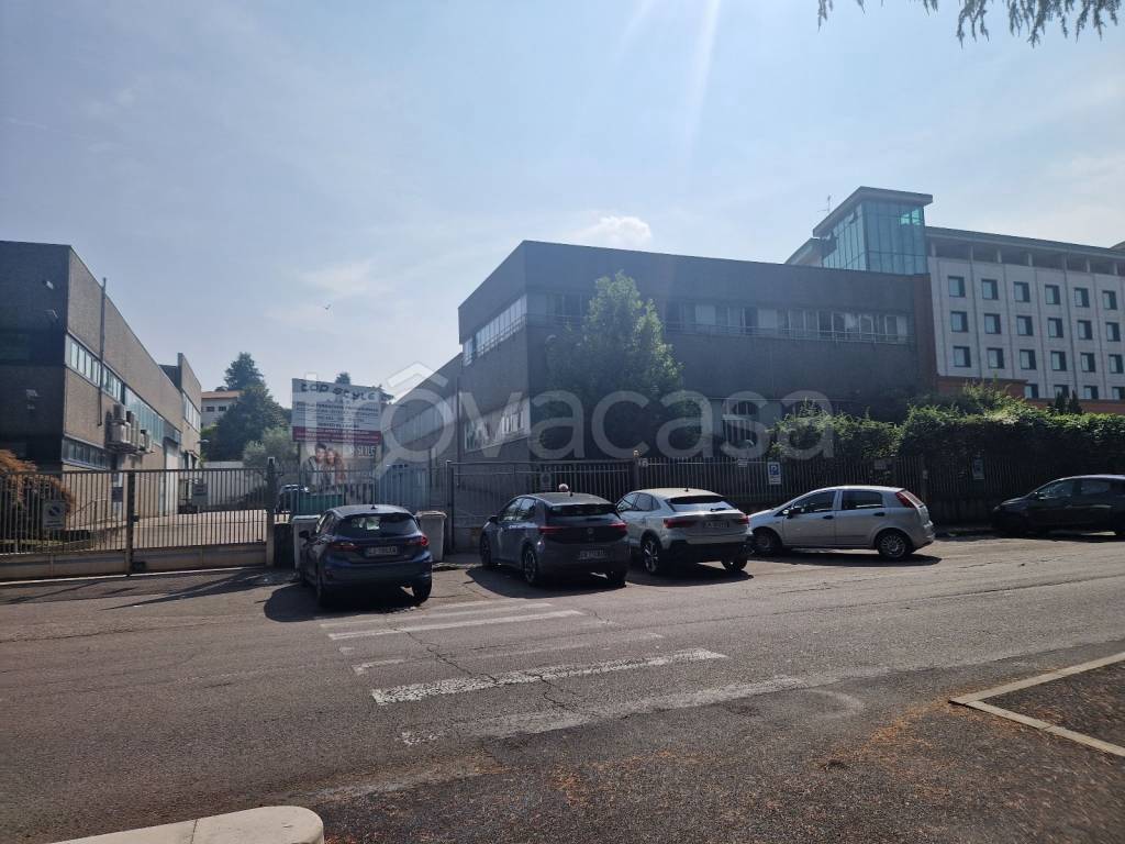 locale commerciale in vendita a Legnano
