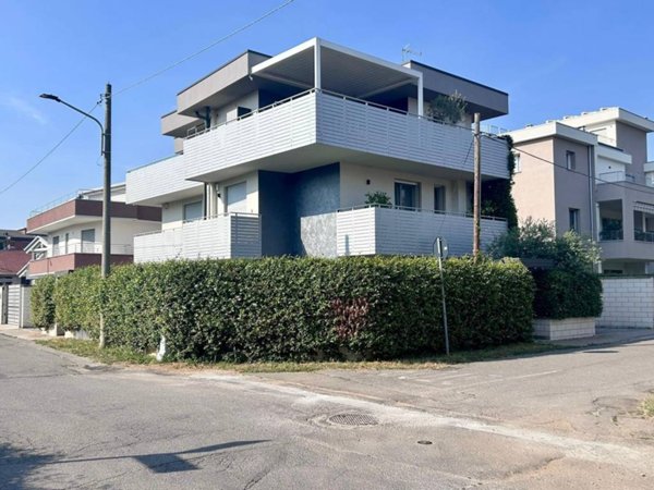 casa indipendente in vendita a Legnano