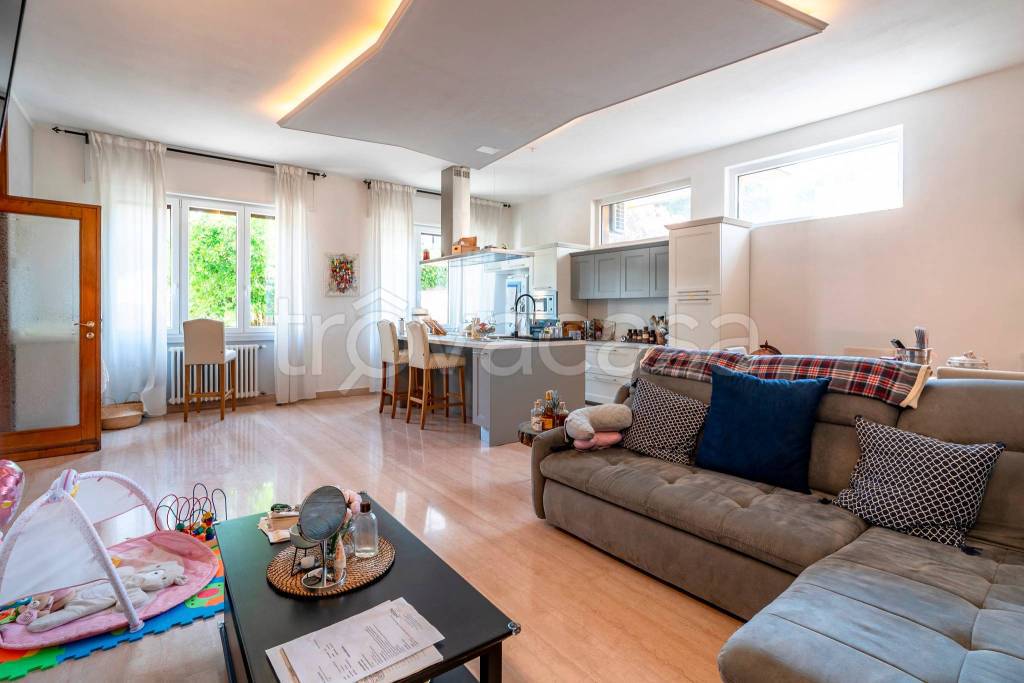 casa indipendente in vendita a Legnano