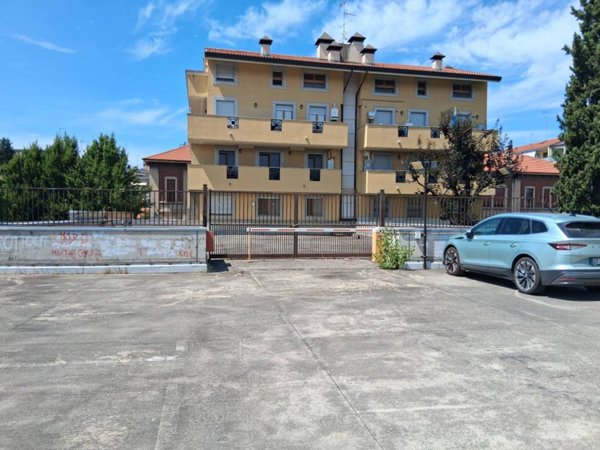 locale commerciale in vendita a Legnano