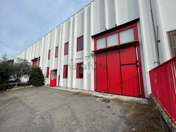 capannone in vendita a Legnano