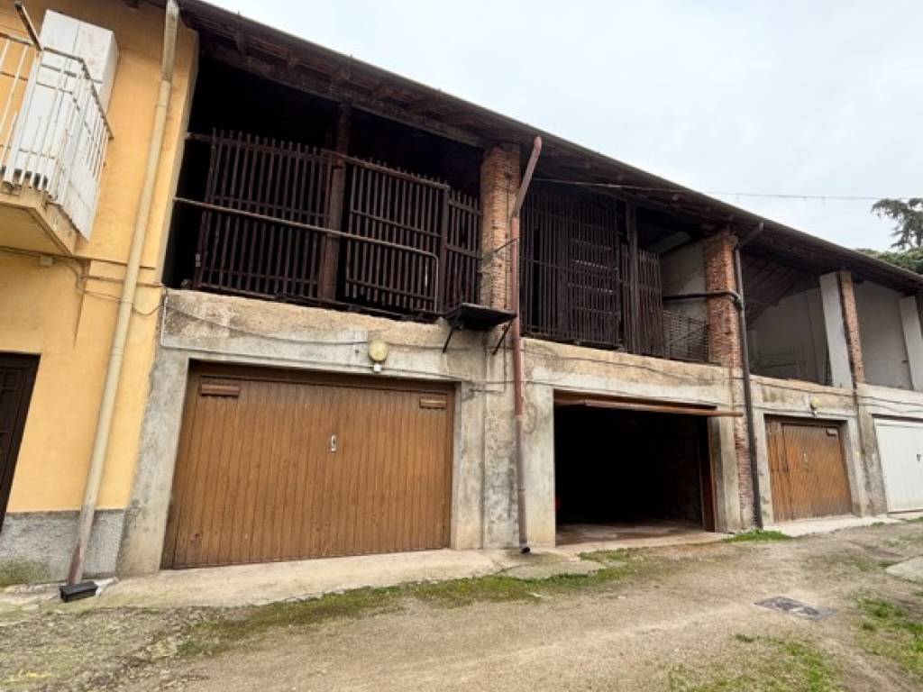 locale commerciale in vendita a Legnano
