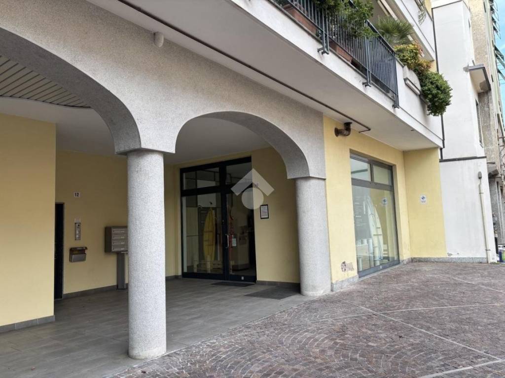 negozio in vendita a Legnano