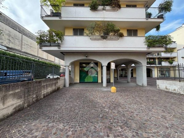 negozio in vendita a Legnano