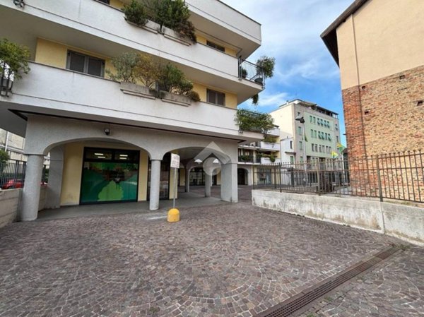 negozio in vendita a Legnano