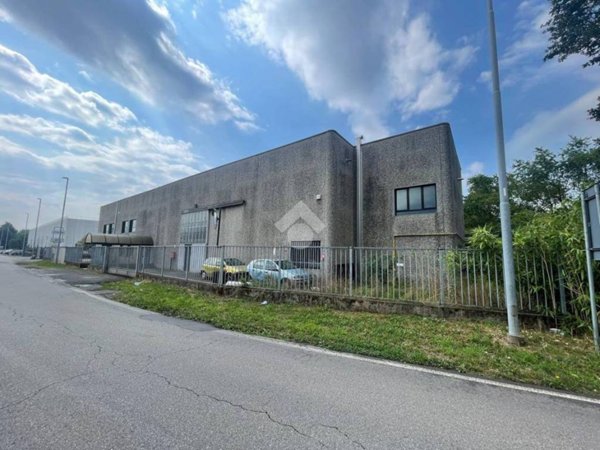 locale commerciale in vendita a Legnano