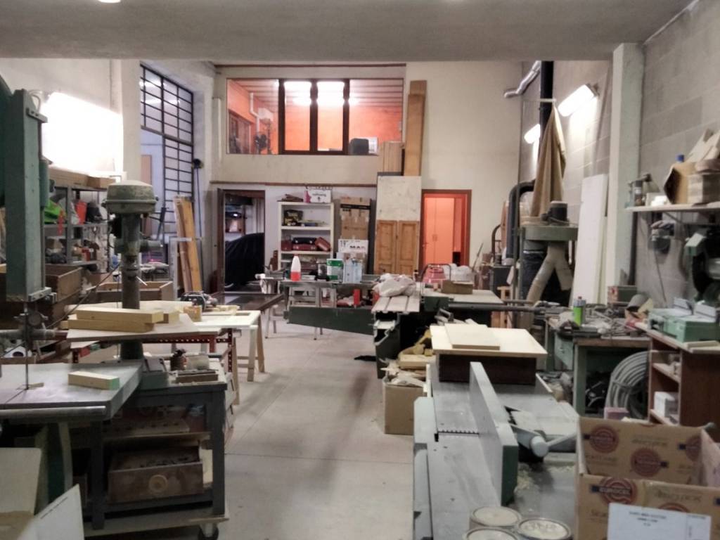 locale commerciale in vendita a Legnano